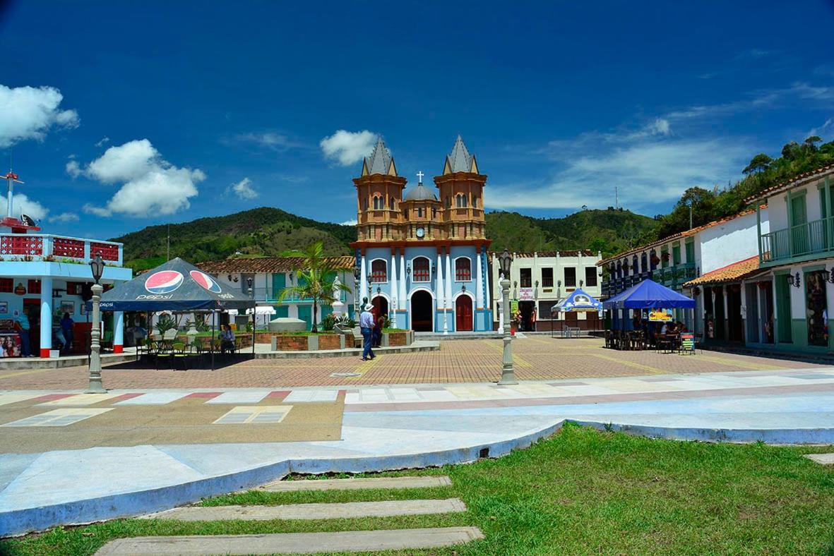 Hotel Campestre Alto Lindo En Guatapé Екстериор снимка